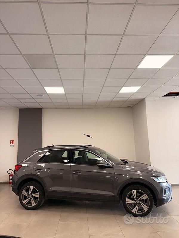 Usata VW T-Roc R-line 150 CV (110 kW) 2022 Grigio SUV