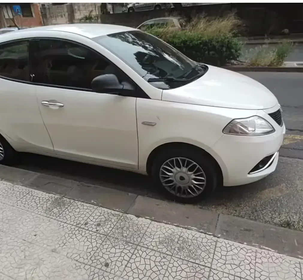 Usata Lancia Ypsilon 69 CV (50 kW) 2016 Bianco Utilitaria