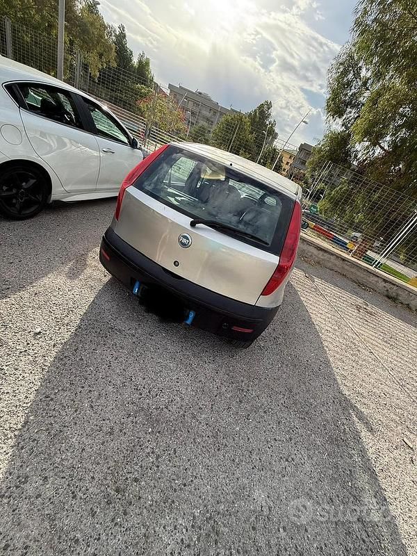 Grigio Usata 2003 Fiat Punto Due volumi | 1500 € (Buon prezzo) - Immagine 1/4
