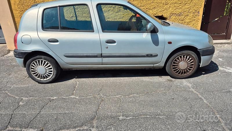 Usata 2000 Renault Clio II Due volumi | 500 € (Buon prezzo) - Immagine 1/3