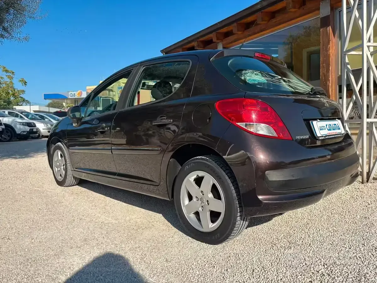 Usata Peugeot 207 68 CV (50 kW) 2011 Marrone Berlina