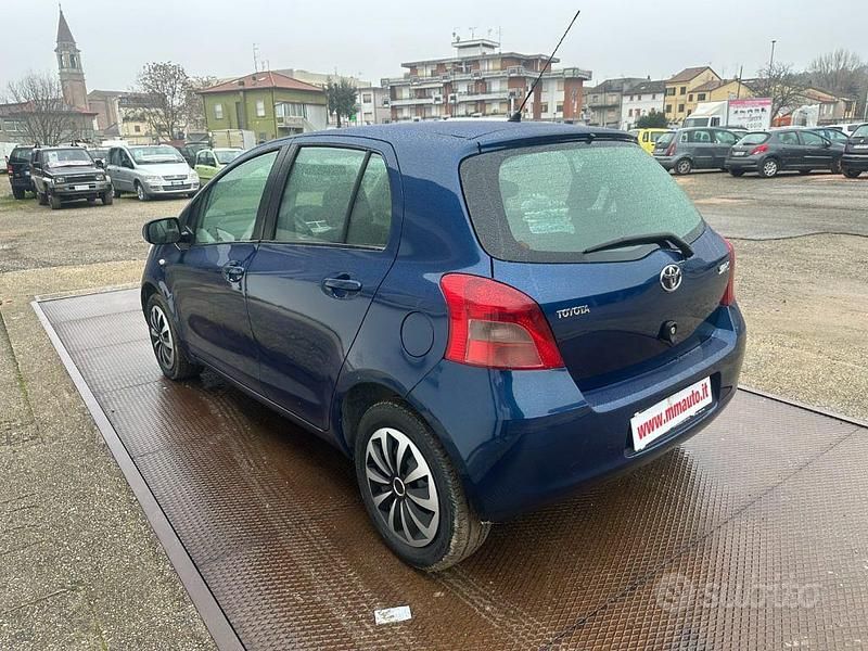 Usata Toyota Yaris Sol 69 CV (50 kW) 2006 Blu scuro Berlina