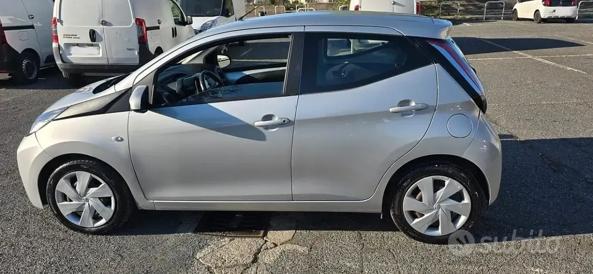 Usata Toyota Aygo 72 CV (52 kW) 2018 Grigio Utilitaria