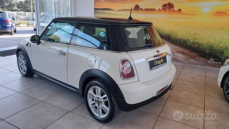 Usata Mini Cooper D 111 CV (81 kW) 2011 Beige Utilitaria