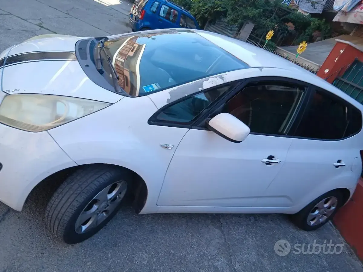 Usata Kia Venga 90 CV (66 kW) 2010 Bianco Utilitaria