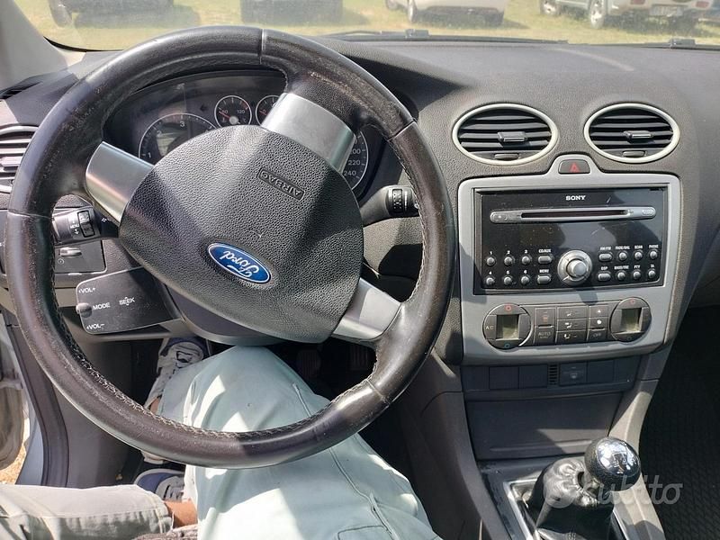 Begagnad Ford Focus 2004 Grå Kombi