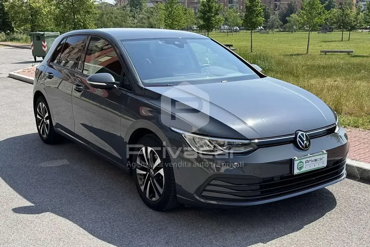 Usata VW Golf VIII Life 116 CV (85 kW) 2021 Grigio Utilitaria