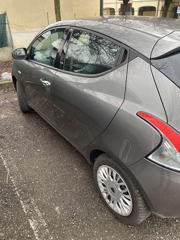 Usata Lancia Ypsilon Silver 69 CV (50 kW) 2016 Grigio Utilitaria