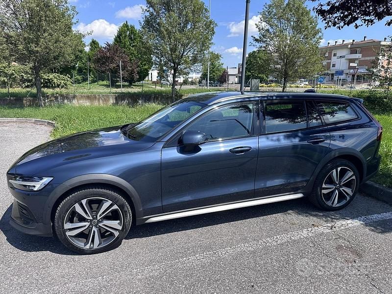 Usata Volvo V60 CC 2022 Blu Station wagon