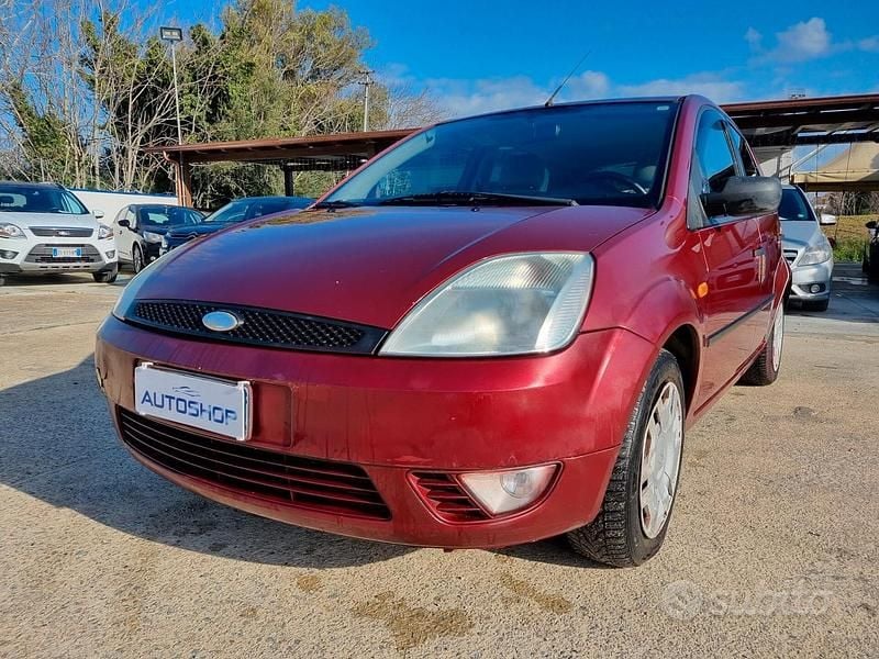 Rosso Usata 2003 Ford Fiesta Ghia Tre volumi | 2200 € (Buon prezzo) - Immagine 1/4