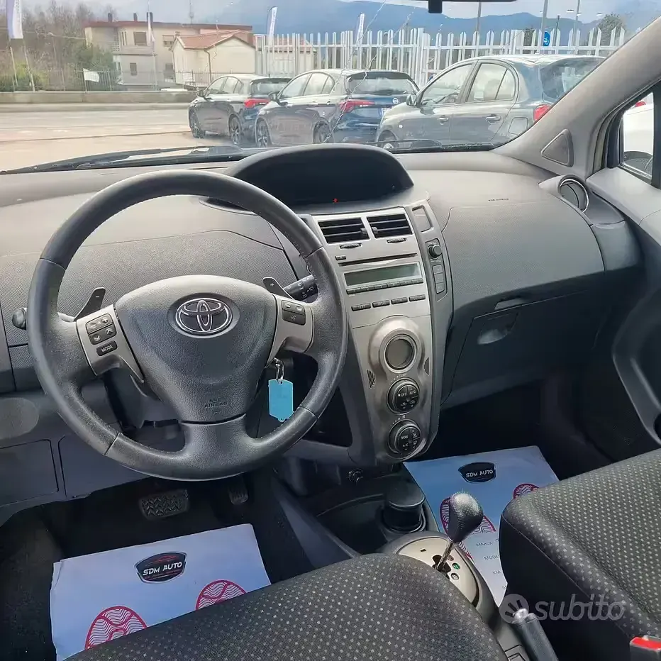 Usata Toyota Yaris Sol 100 CV (73 kW) 2011 Bianco Utilitaria