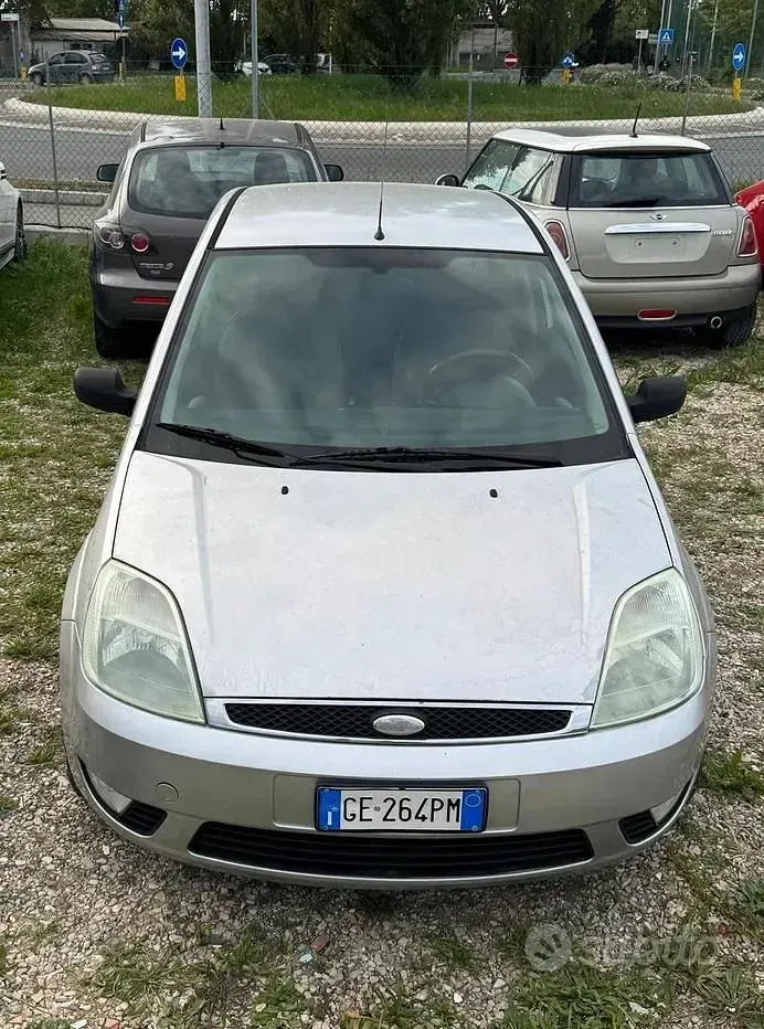 Usata Ford Fiesta Ghia 75 CV (55 kW) 2003 Grigio Utilitaria