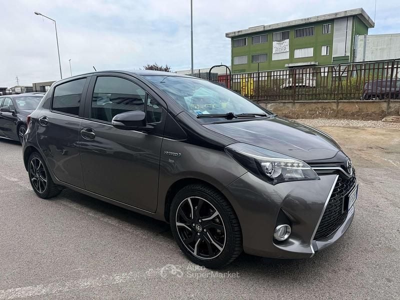 Usata Toyota Yaris Hybrid Style 75 CV (55 kW) 2016 Grigio Berlina