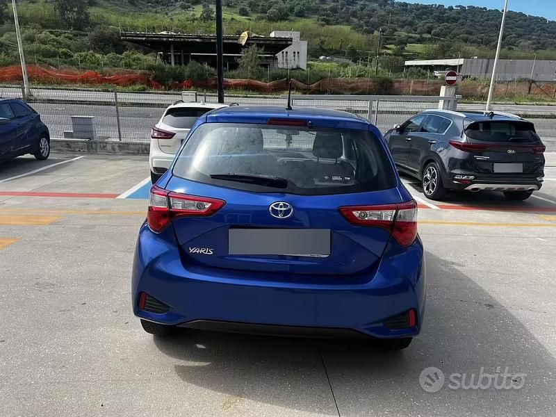 Usata Toyota Yaris 90 CV (66 kW) 2017 Blu Berlina