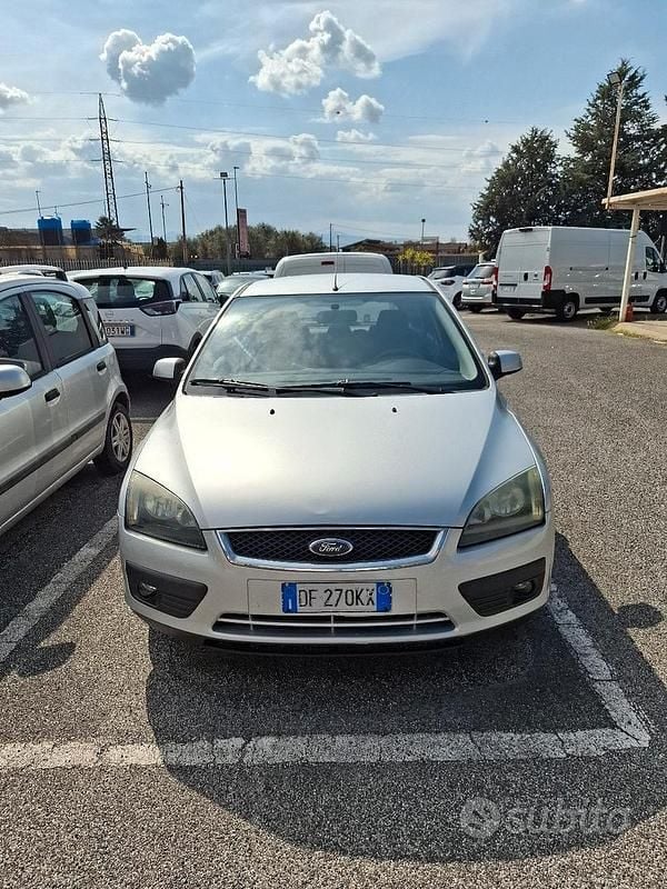 Usata Ford Focus Ghia 101 CV (74 kW) 2006 Grigio Berlina