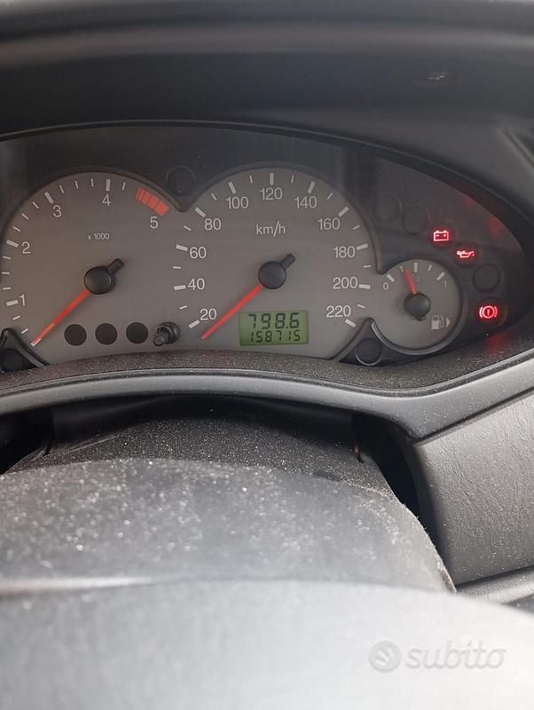 Usata Ford Focus 110 CV (80 kW) 2004 Grigio Berlina