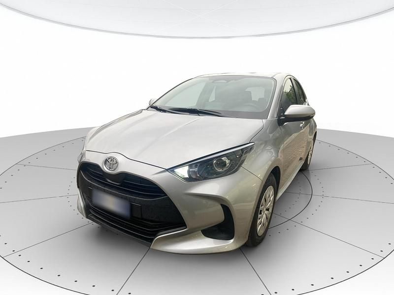 Argento Usata 2025 Toyota Yaris Hybrid Active Tre volumi | 19.800 € (Buon prezzo) - Immagine 1/4