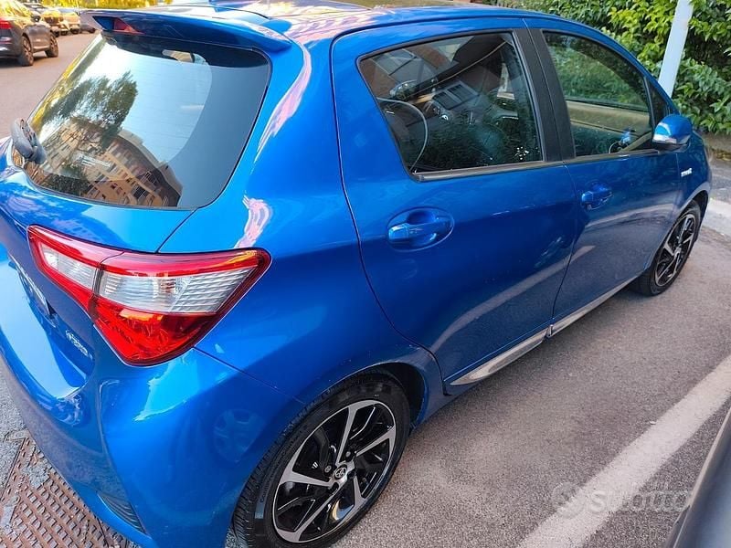Usata Toyota Yaris 90 CV (66 kW) 2017 Blu Berlina