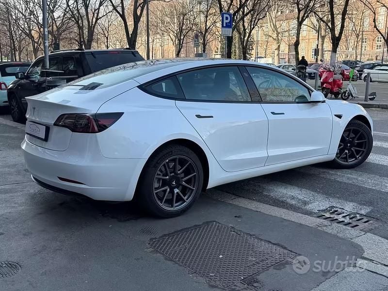 Usata Tesla Model 3 Standard Range Plus 235 kW (320 CV) 2023 Bianco Berlina