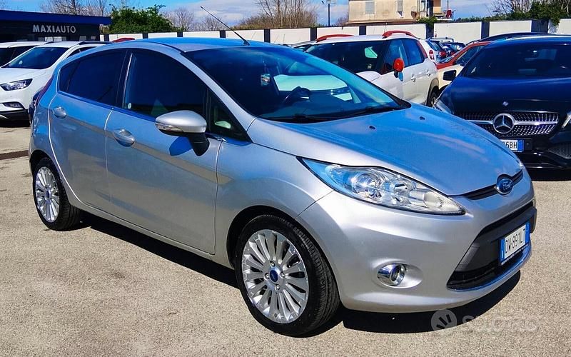 Usata Ford Fiesta Titanium 90 CV (66 kW) 2009 Grigio Utilitaria