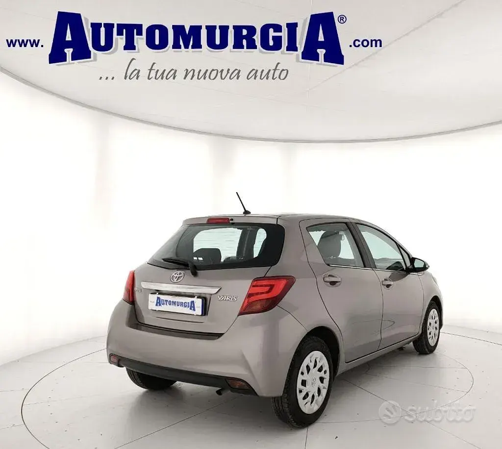 Usata Toyota Yaris Lounge 69 CV (50 kW) 2015 Beige Utilitaria