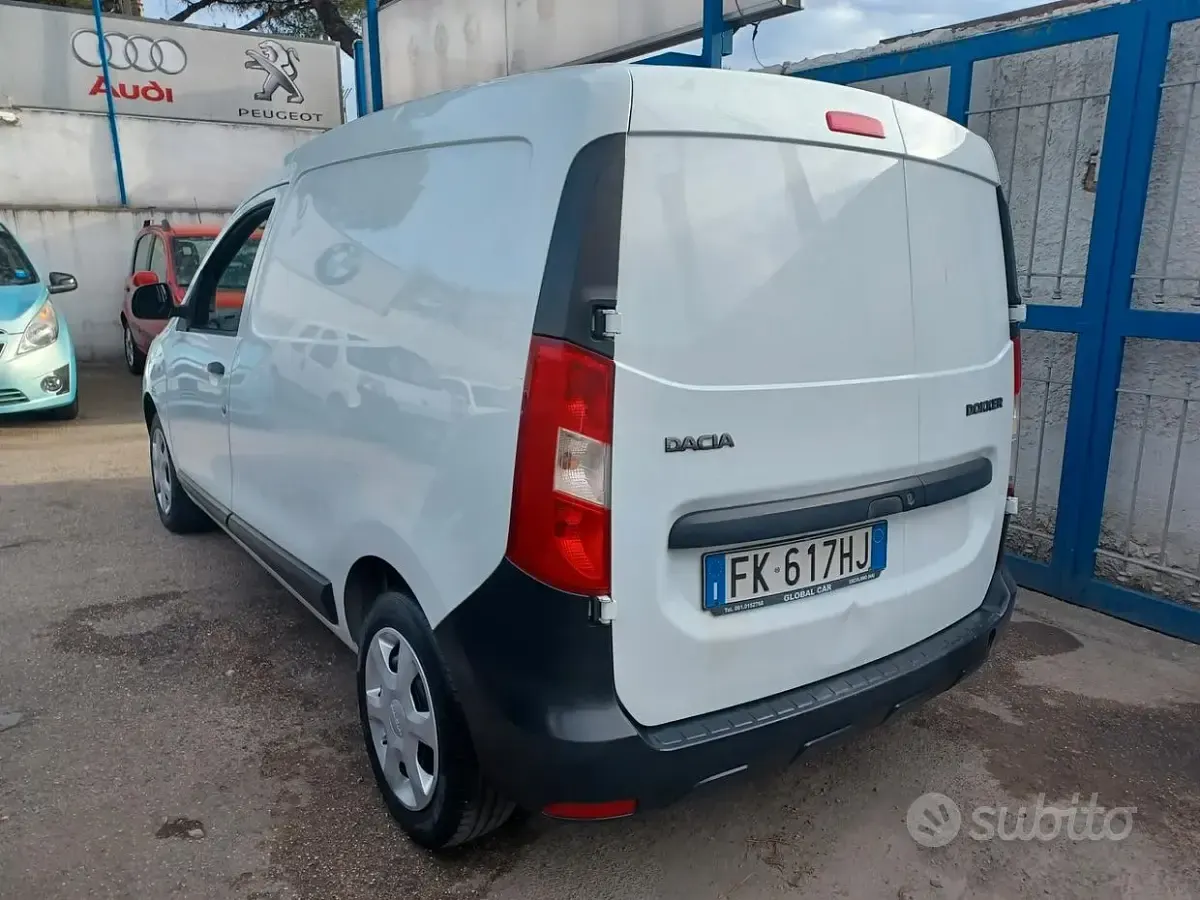 Gebraucht Dacia Dokker 102 PS (75 kW) 2017 Weiß Van / Kleinbus