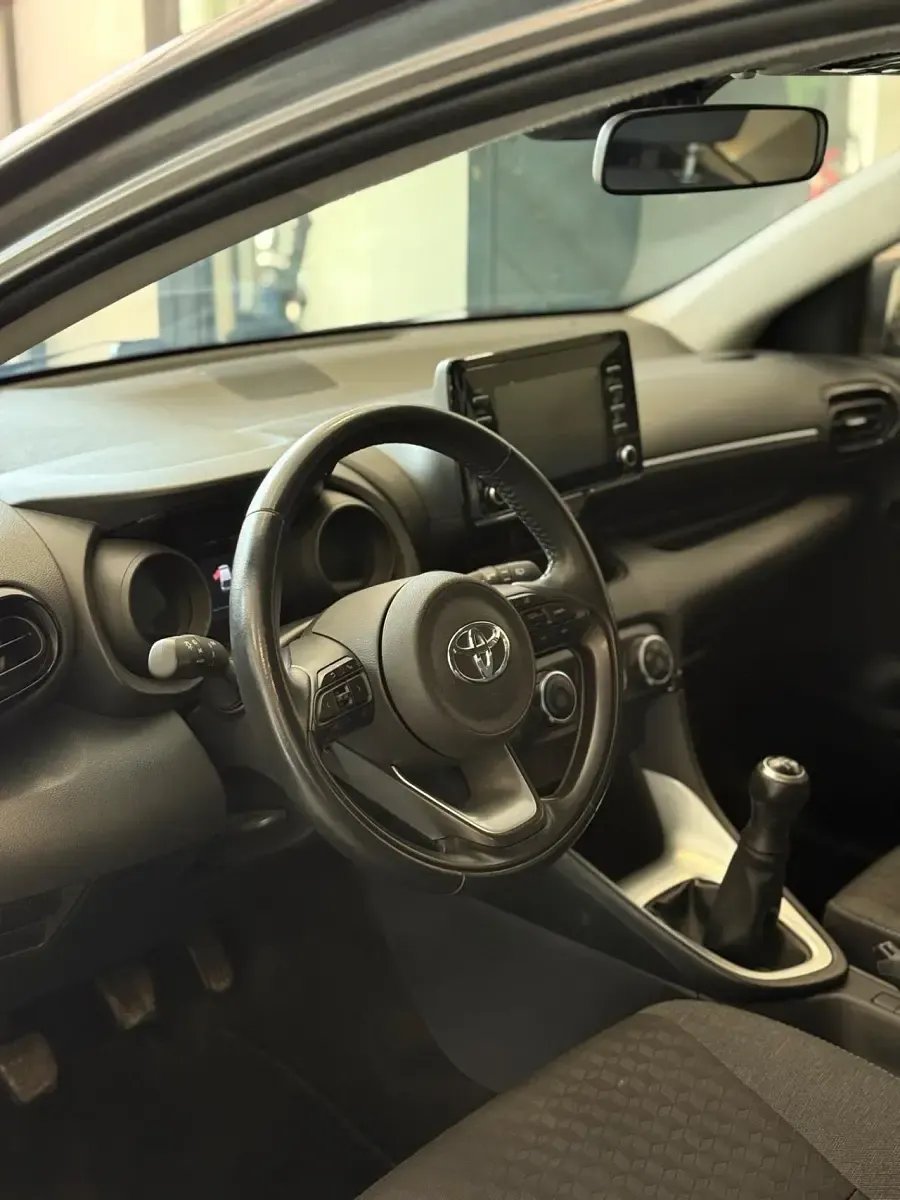 Usata Toyota Yaris Trend 72 CV (52 kW) 2022 Grigio Utilitaria