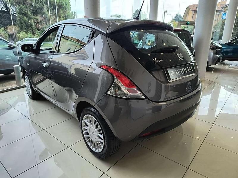 Usata Lancia Ypsilon Silver 69 CV (50 kW) 2022 Grigio pietra Utilitaria