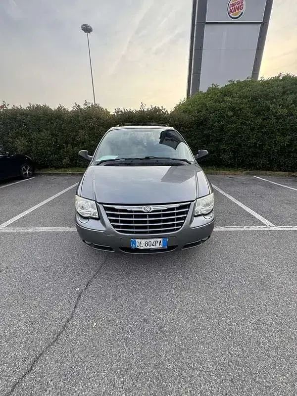 Usata Chrysler Voyager 150 CV (110 kW) 2007 Argento Monovolume
