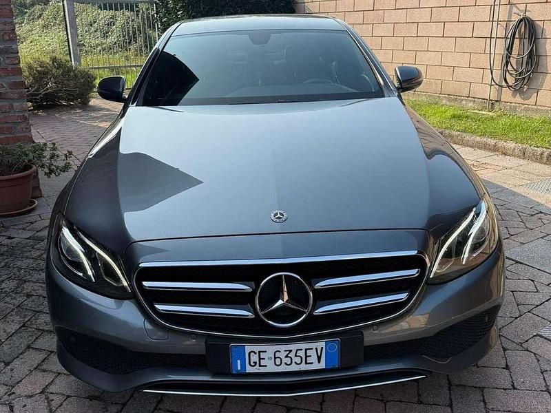 Grigio Usata 2021 Mercedes E220 Business Berlina | 32.700 € (Buon prezzo) - Immagine 1/4