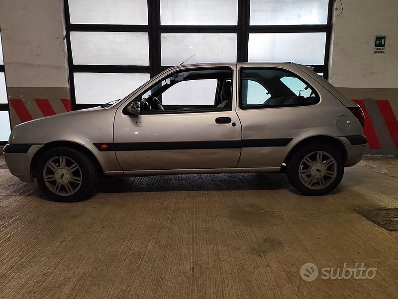 Grigio Usata 2000 Ford Fiesta Tre volumi | 300 € - Immagine 1/4