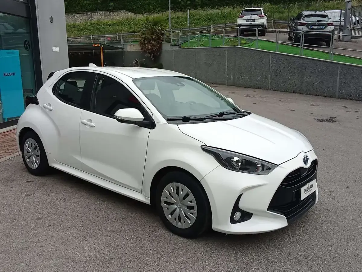 Gebraucht Toyota Yaris Hybrid Business Edition 92 PS (67 kW) 2022 Weiß Limousine