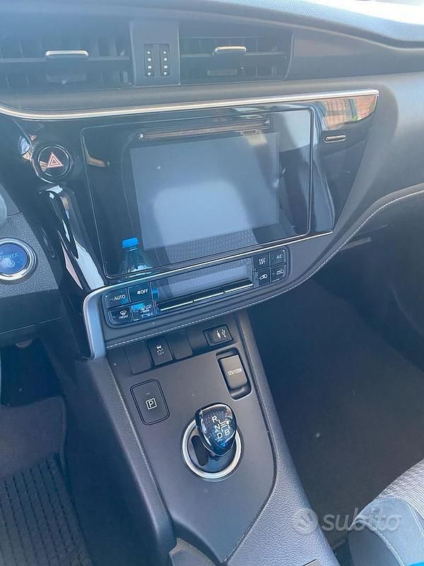 Begagnad Toyota Auris Hybrid Active 99 HK (72 kW) 2017 Blå Kombi