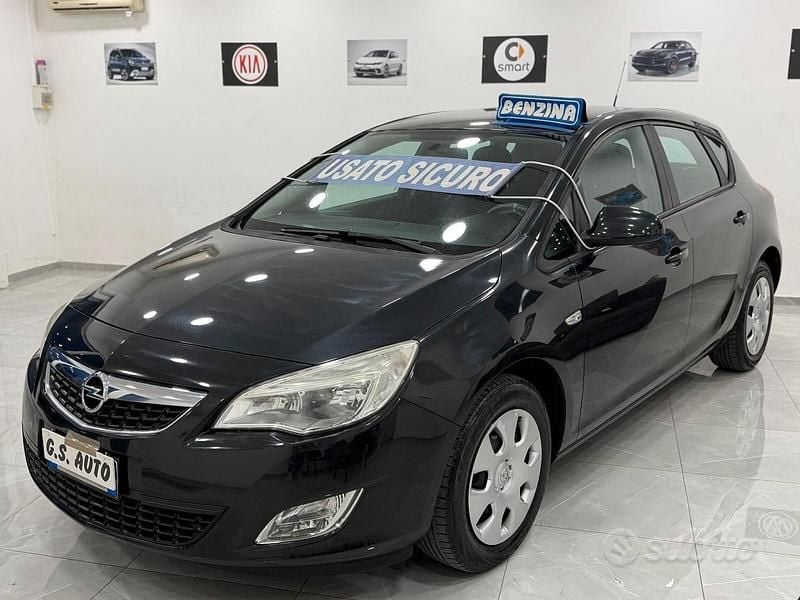 Usata Opel Astra Cosmo 100 CV (73 kW) 2012 Nero Berlina
