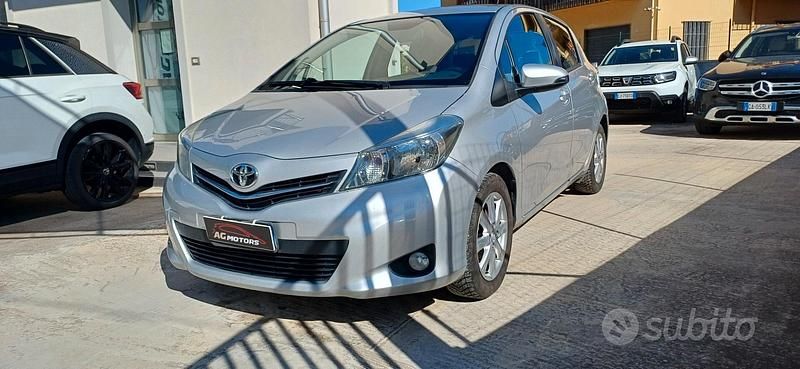 Usata Toyota Yaris Lounge 90 CV (66 kW) 2012 Grigio Utilitaria