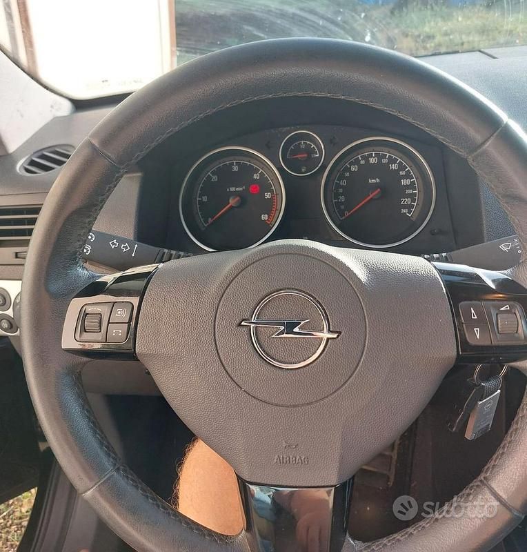 Usata Opel Astra GTC 110 CV (80 kW) 2010 Nero