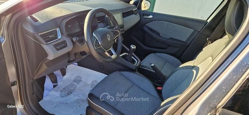 Usata Renault Clio V Techno 91 CV (66 kW) 2025 Grigio scuro Berlina