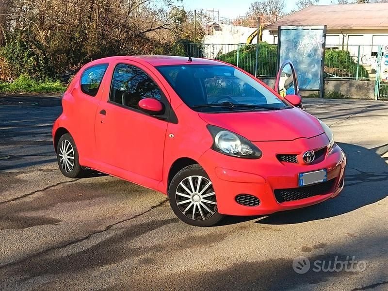Usata Toyota Aygo Sol 67 CV (49 kW) 2010 Rosso Utilitaria