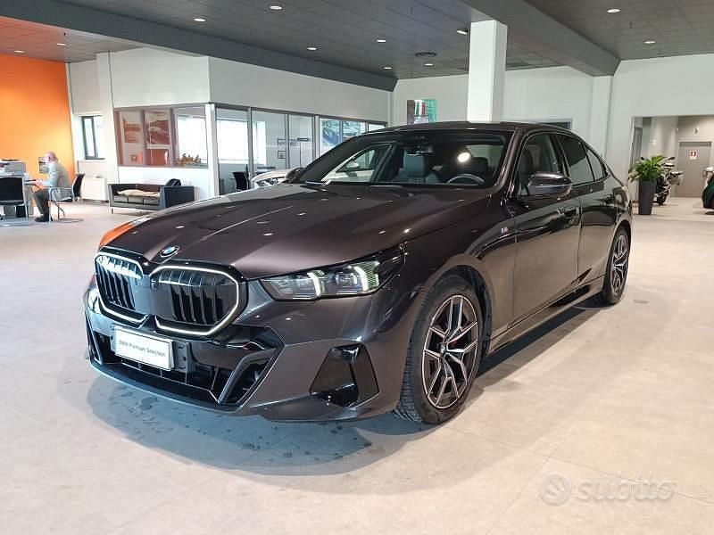 Grigio Usata 2023 BMW 520 M Sport Tre volumi | 56.200 € (Buon prezzo) - Immagine 1/4