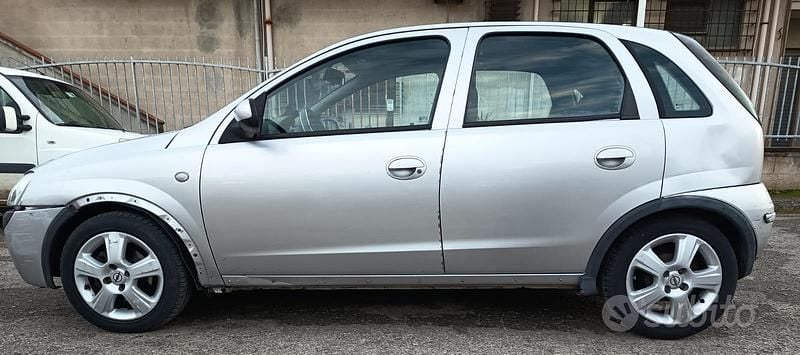 Usata Opel Corsa 69 CV (50 kW) 2005 Berlina