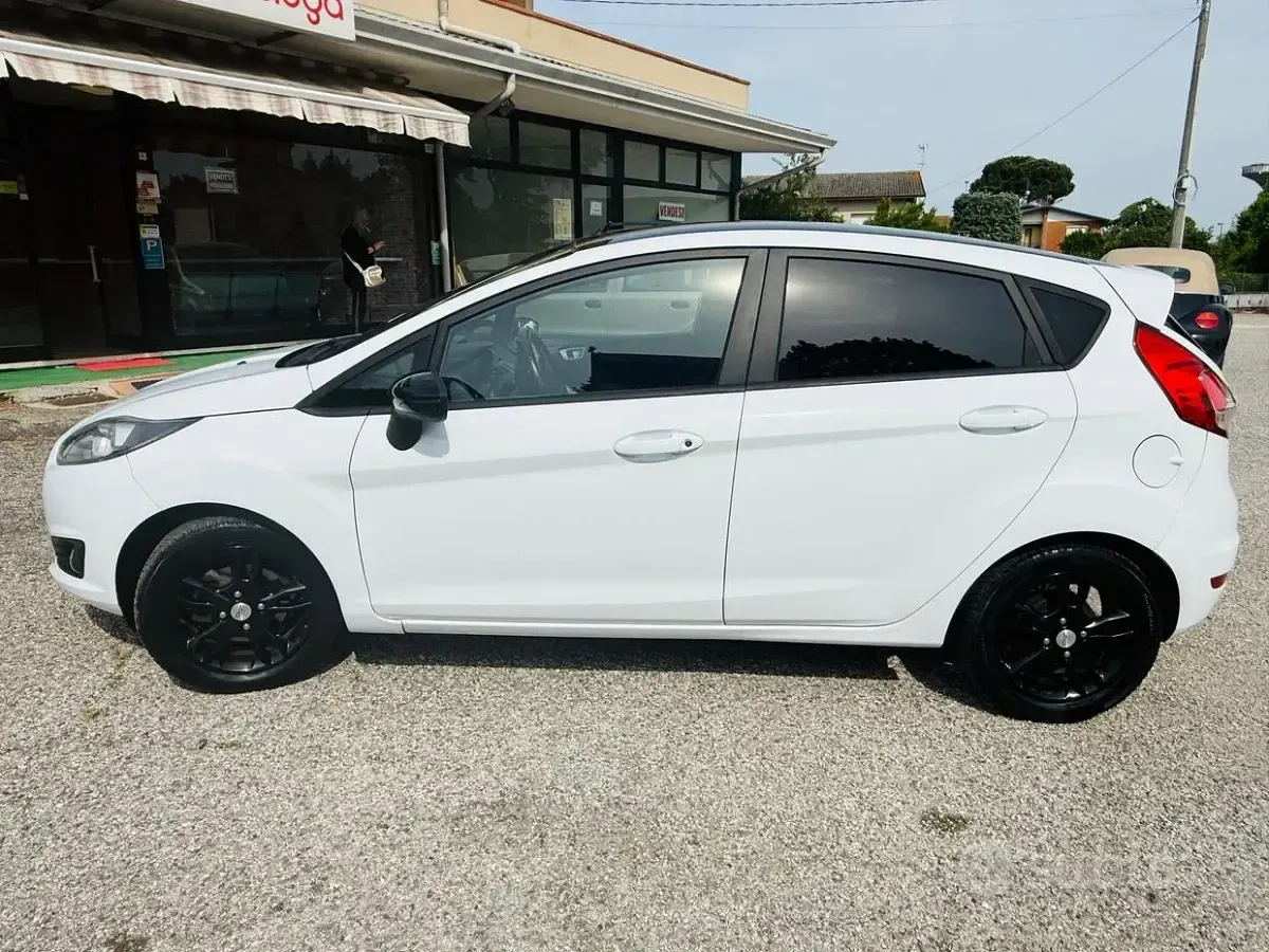 Usata Ford Fiesta 82 CV (60 kW) 2017 Bianco Utilitaria