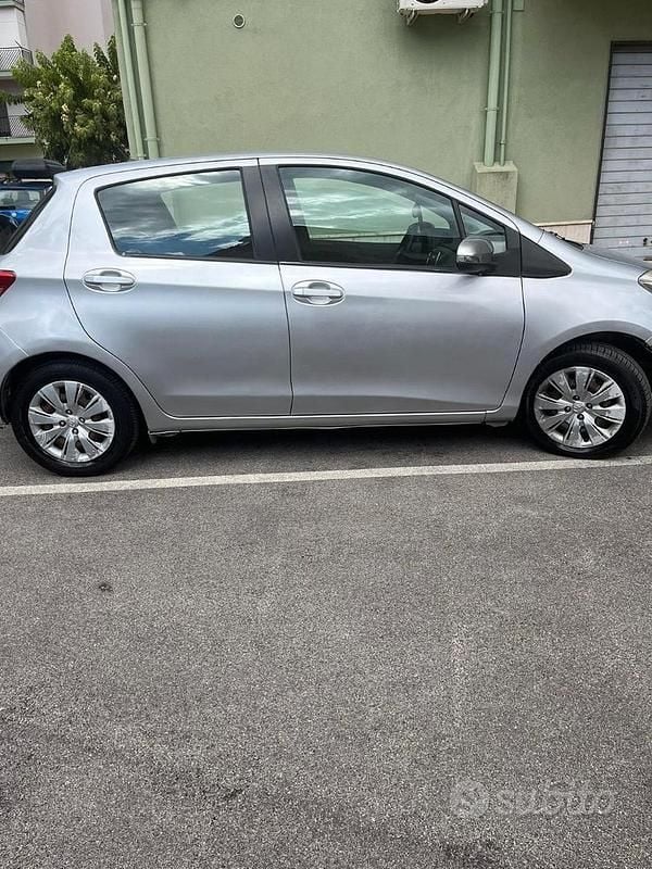 Usata Toyota Yaris 69 CV (50 kW) 2013 Grigio Utilitaria