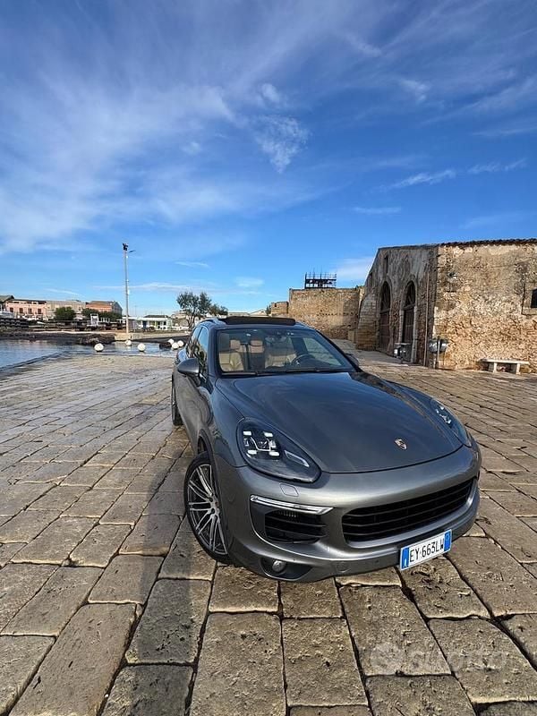 Grigio Usata 2015 Porsche Cayenne Platinum Edition SUV | 28.990 € (Buon prezzo) - Immagine 1/4