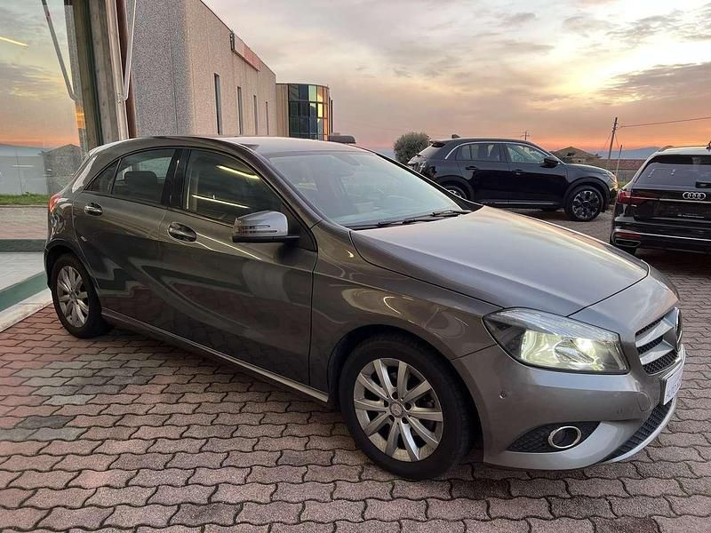 Usata Mercedes A180 109 CV (80 kW) 2015 Grigio grafite Berlina