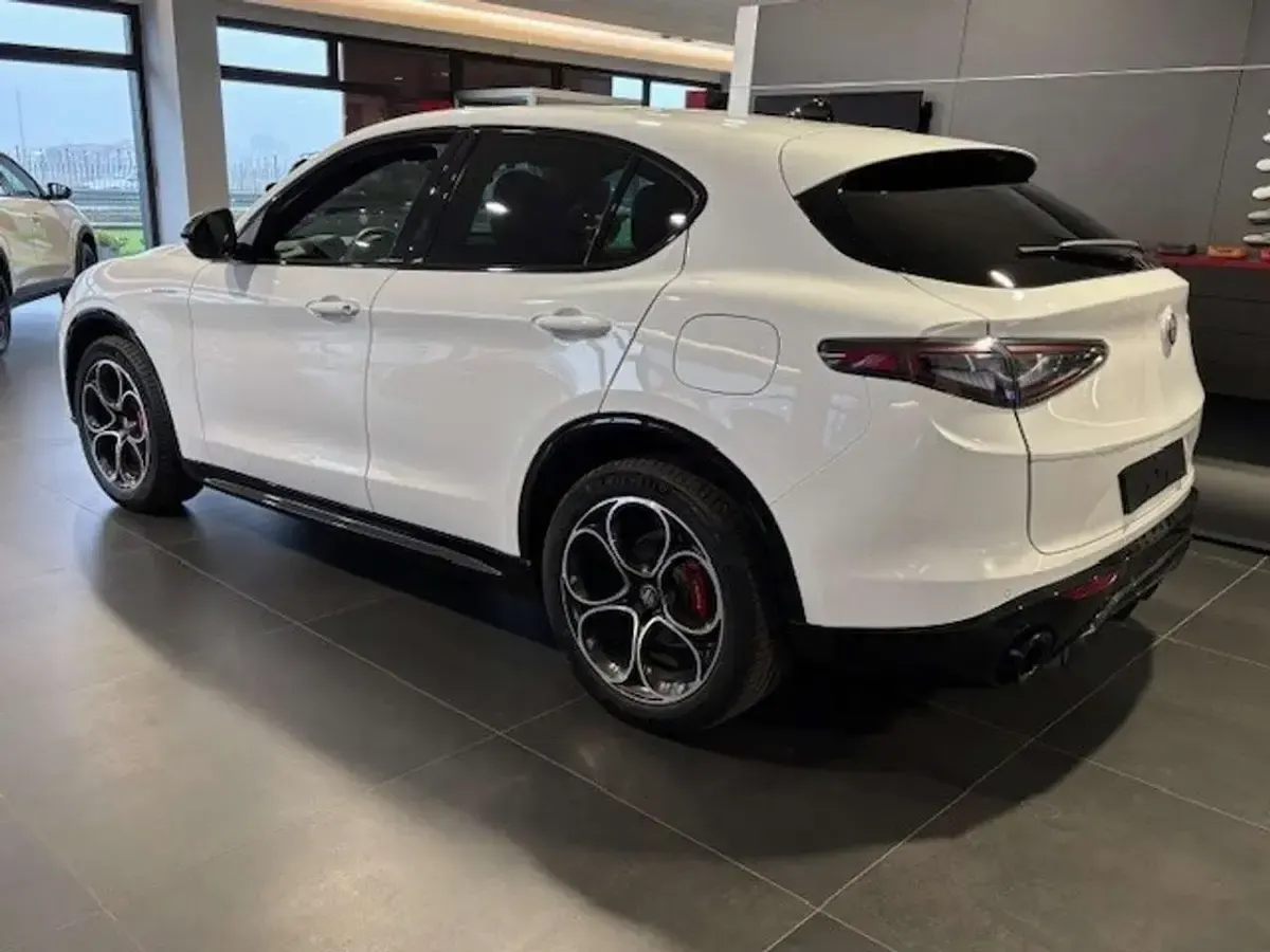 Usata Alfa Romeo Stelvio Veloce 209 CV (153 kW) 2024 Bianco SUV