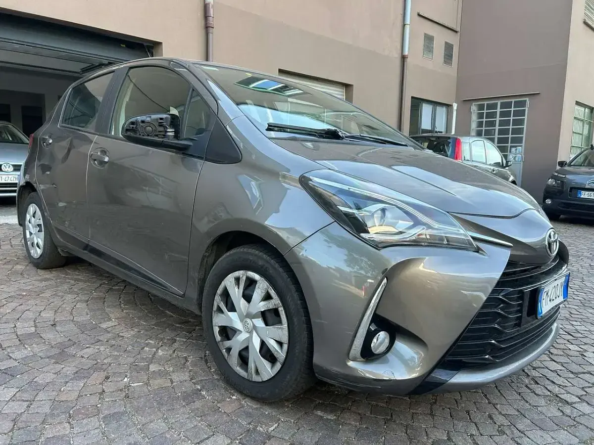 Usata Toyota Yaris Active 69 CV (50 kW) 2017 Grigio Berlina