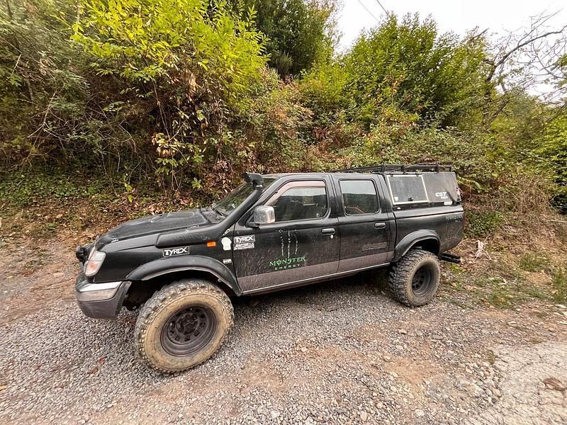 Usata Nissan Navara 103 CV (75 kW) 1999 Nero Pick-up