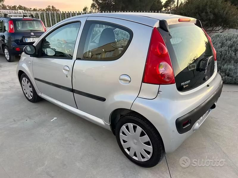 Usata Peugeot 107 68 CV (50 kW) 2010 Grigio Utilitaria