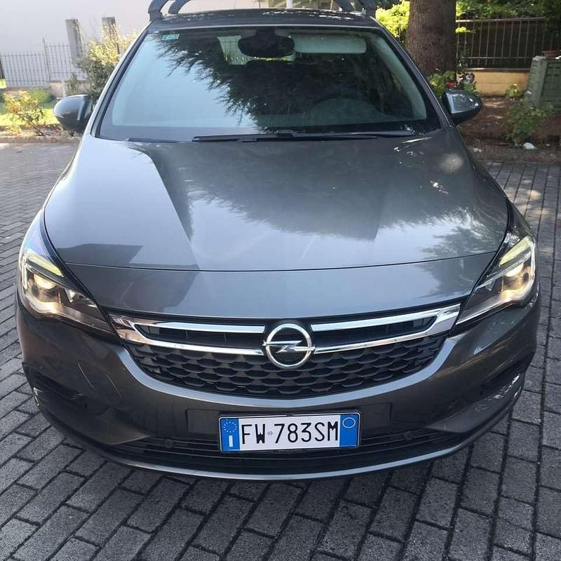 Grigio antracite metalizzato Usata 2019 Opel Astra Innovation Tre volumi | 11.500 € (Buon prezzo) - Immagine 1/4