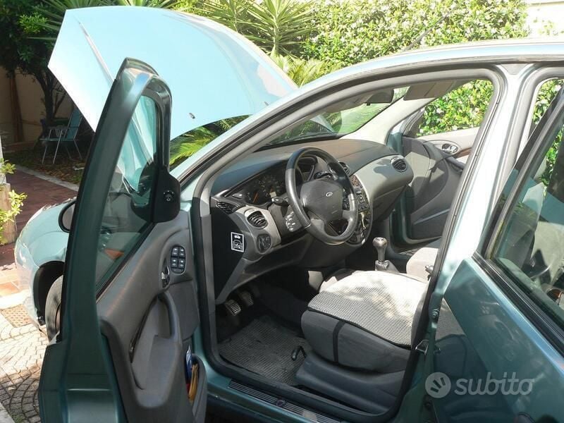 Usata Ford Focus Ghia 101 CV (74 kW) 1999 Verde Berlina